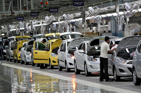 현대자동차 인도 현지 공장에서 근로자들이 자동차를 생산하고 있다. [사진 = 연합뉴스]