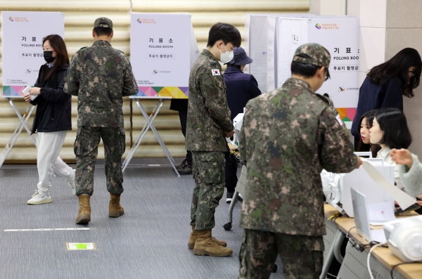4·10 총선 사전투표 첫날인 5일 오전 광주 광산구 수완동 행정복지센터에서 군인들이 투표하고 있다. [출처=연합]