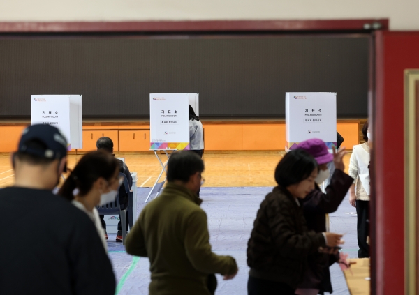 제22대 국회의원선거일인 10일 오후 강원 춘천시 부안초등학교에 마련된 투표소에서 유권자들이 투표하고 있다. [출처=연합]