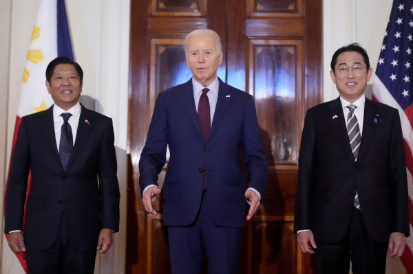 조 바이든 미국 대통령(가운데)이 11일(현지시간) 워싱턴 DC 백악관 이스트룸에서 기시다 후미오 일본 총리(오른쪽), 페르디난드 마르코스 주니어 필리핀 대통령과 3국 정상회의를 하기에 앞서 발언하고 있다. 이날 바이든 대통령은 "일본과 필리핀을 향한 미국의 방위 공약은 철통같다"고 말했다. [출처=AP/연합]