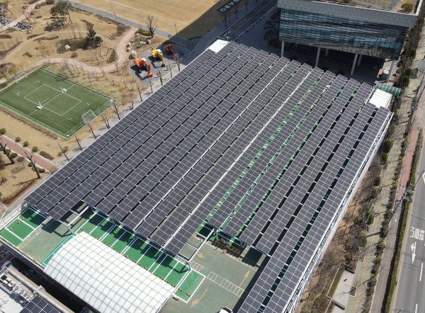 HD현대인프라코어 인천공장 주차장에 설치한 태양광 발전소. [출처=HD현대]