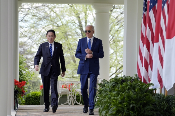 조 바이든 미국 대통령(오른쪽)과 기시다 후미오 일본 총리가 지난 10일(현지시간) 워싱턴 DC 백악관 로즈가든에서 열린 공동 기자회견에 참석하기 위해 나란히 걸어가고 있다. 기시다 총리는 일본 총리로는 9년 만에 미국을 국빈 방문했다. [출처=로이터/연합]