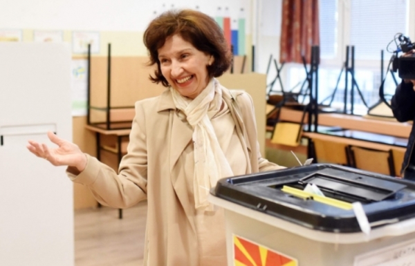 24일(현지시간) 북마케도니아 수도 스코페의 한 투표소에서 제1야당 국내혁명기구-민족연합민주당(VMRO-DPMNE)의 고르다나 실리아노브스카-다브코바 후보가 대선 1차 투표를 하고 있다. [사진=연합뉴스]